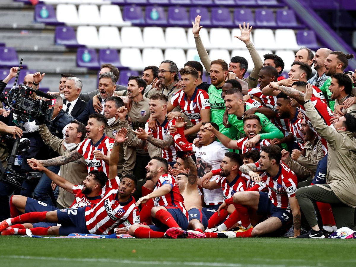 Foto: Jugadores y cuerpo técnico del Atlético celebran la victoria en Valladolid. (Reuters)