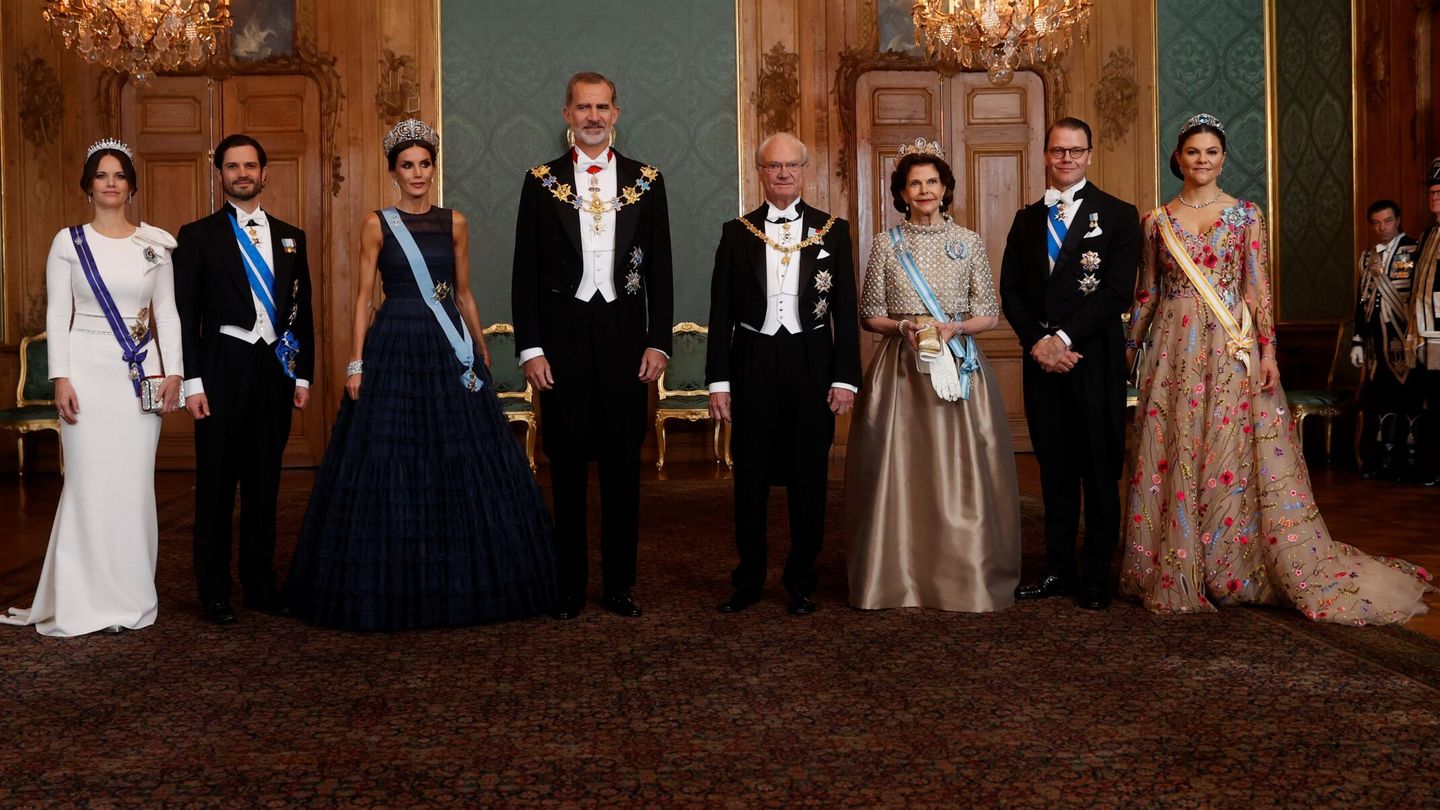 Felipe y Letizia junto a la familia real sueca, todos luciendo sus condecoraciones. (EFE/Juanjo Martín)