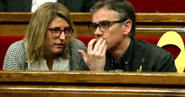 Foto: El diputado de ERC, Josep Maria Jové (d), junto a la parlamentaria de JxCAT, Elsa Artadi. (EFE)