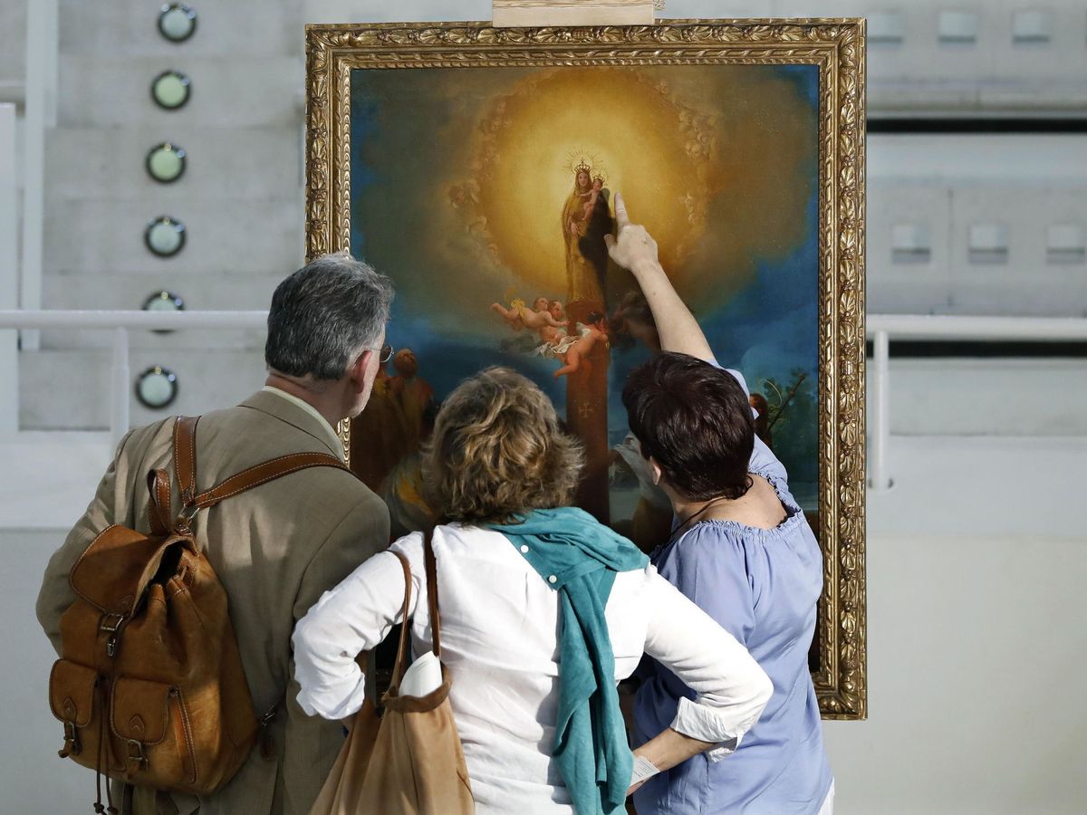Foto:  Varias personas observan 'La aparición de la Virgen del Pilar' de Goya, otra obra del pintor, en el Museo Nacional de Arte de Cataluña. (EFE/ Andreu Dalmau)