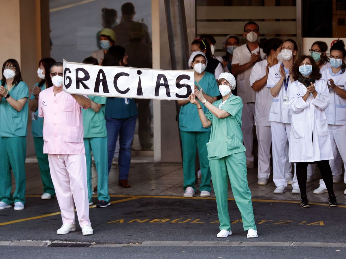 Foto: Personal sanitario durante la pandemia en Oviedo. (EFE/ Luis Tejido)