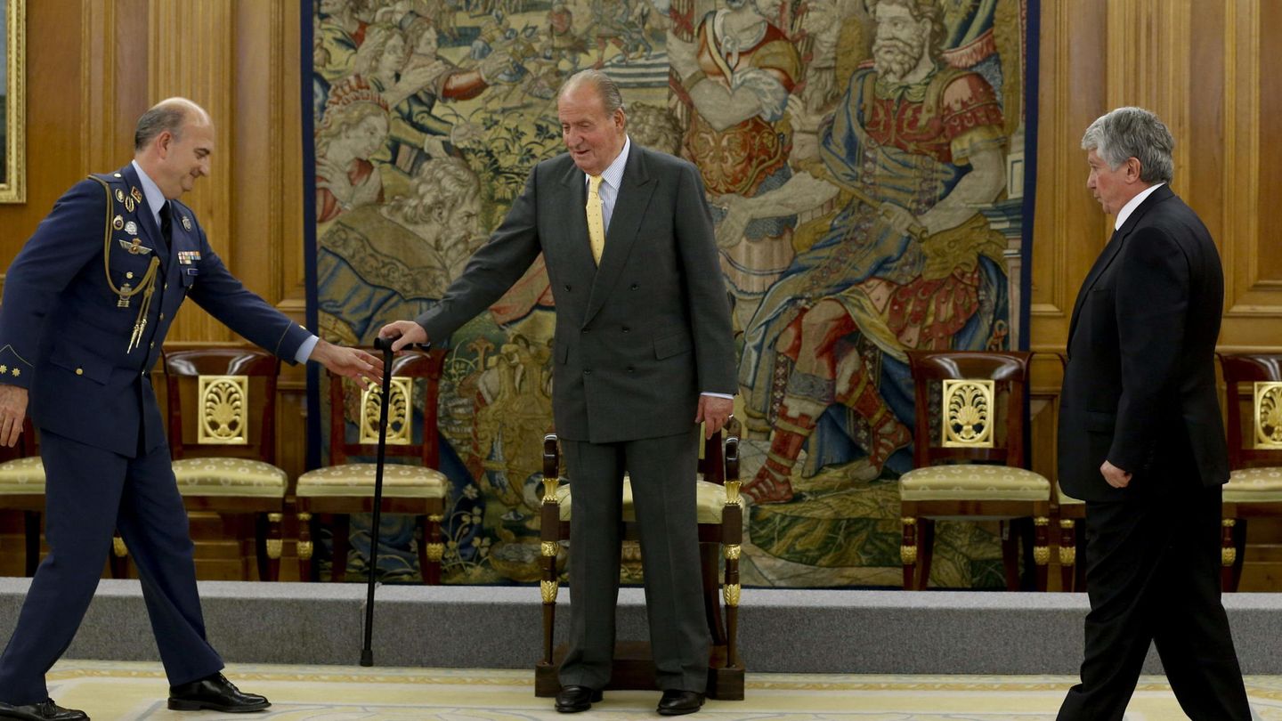El rey Juan Carlos entrega uno de sus bastones a un ayudante en presencia del presidente de la Confederación Empresarial de Madrid (CEIM)en 2014.(EFE)