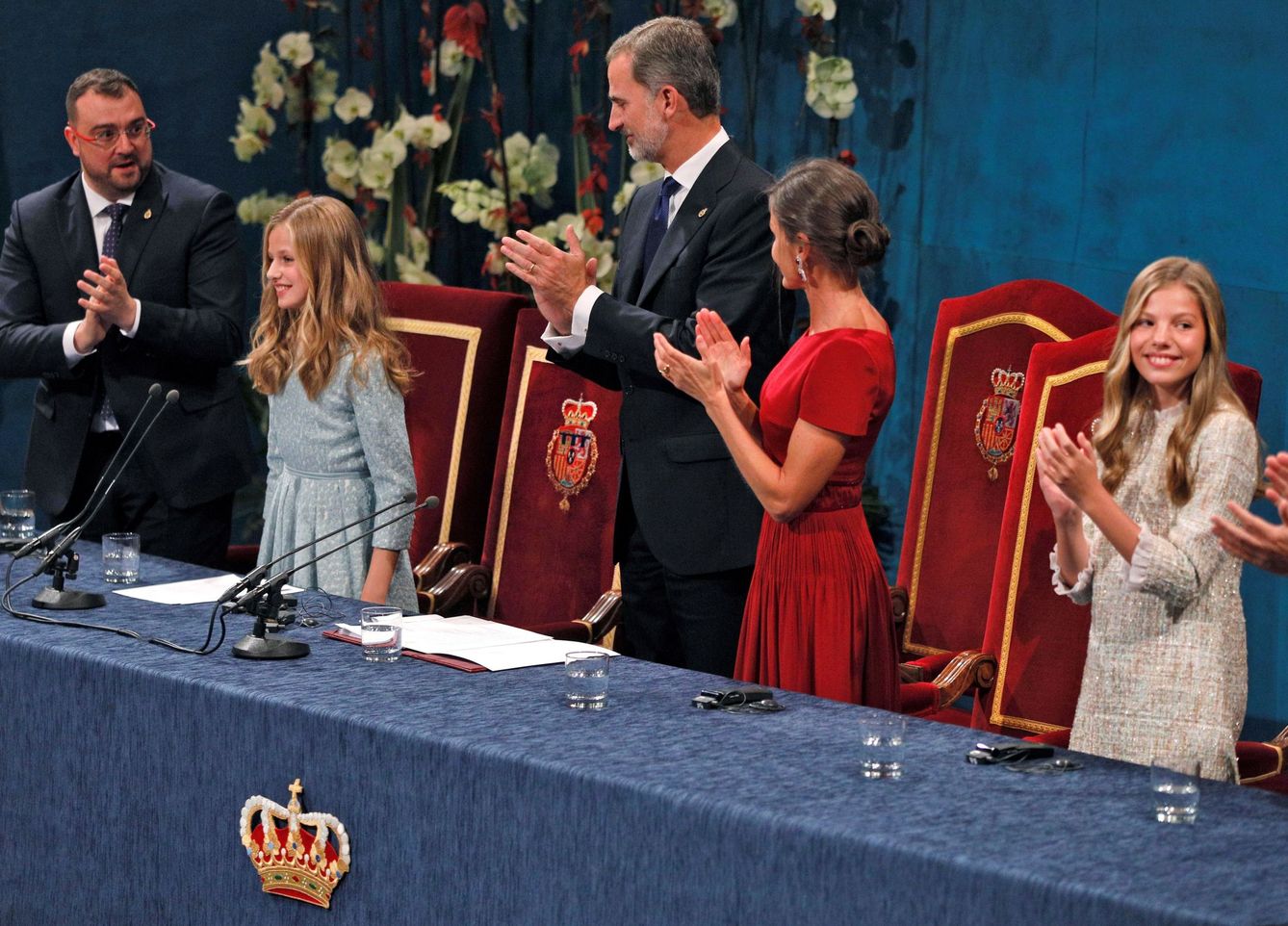 Los reyes Felipe VI y Letizia y la infanta Sofía aplauden a la princesa Leonor, tras su discurso en la ceremonia de entrega de los Premios Princesa de Asturias 2019. (EFE)
