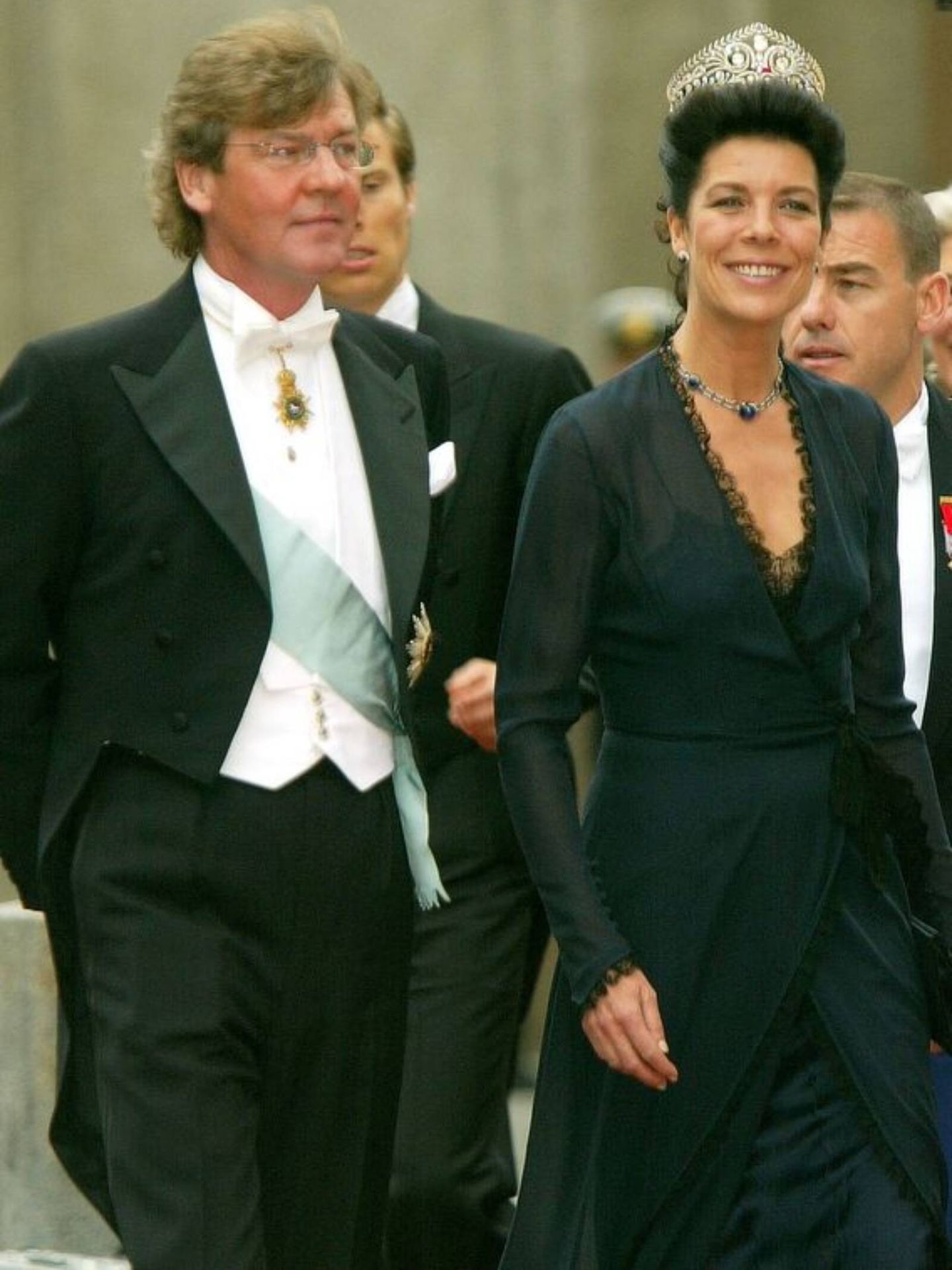 Carolina de Mónaco, con un conjunto azul y negro, y Ernesto de Hannover, en la boda de los príncipes Federico y Mary de Dinamarca. (Getty)
