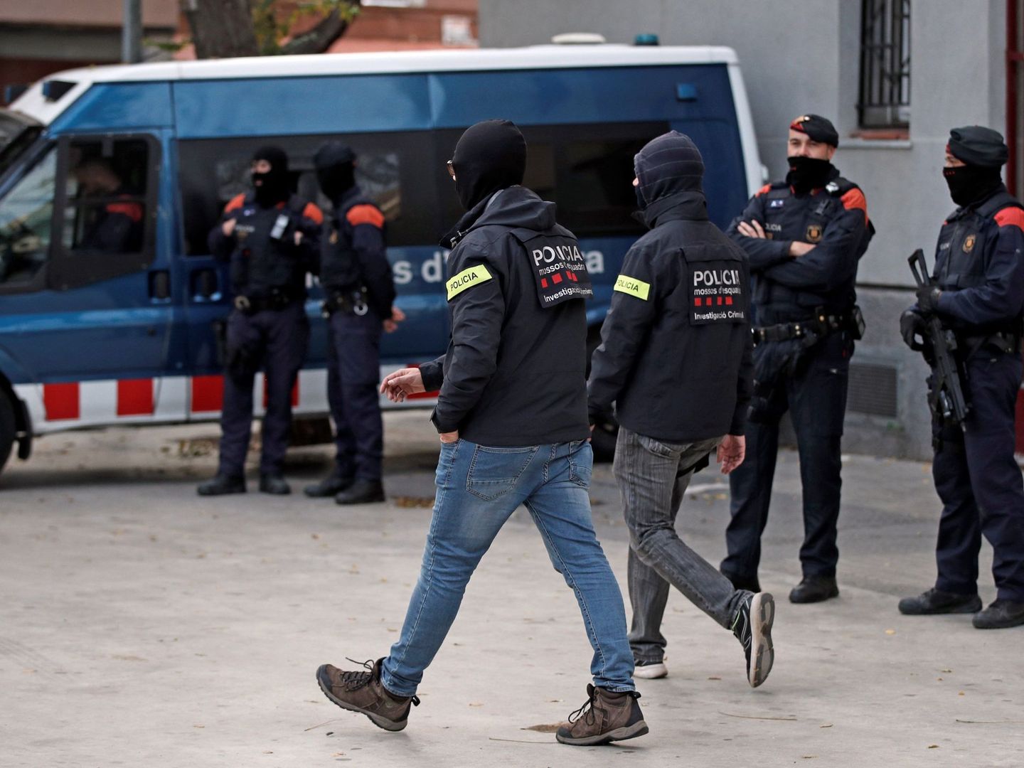 Agentes de los Mossos d'Esquadra durante el golpe (EFE)