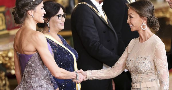 Foto: Isabel Preysler saluda a la reina Letizia en una cena en el Palacio Real. (Getty) 