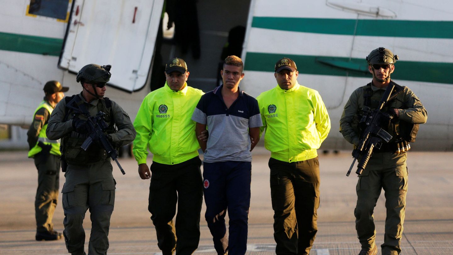 La policía colombiana escolta a Jesús Vargas, acusado de ser miembro de una facción disidente de las FARC, el Frente Oliver Sinisterra implicado en el asesinato de dos periodistas ecuatorianos y su chófer, el 9 de julio de 2018. (Reuters)