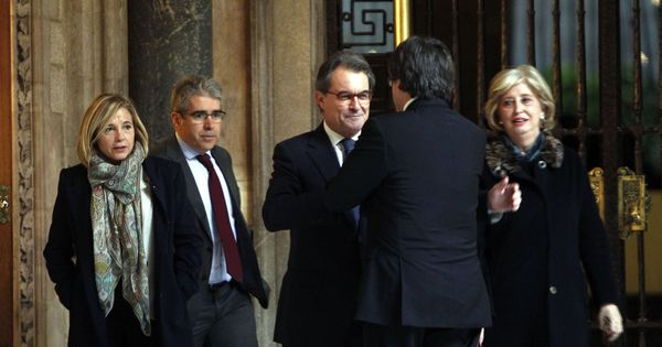 Foto: Carles Puigdemont saluda al expresidente Artur Mas, Joana Ortega, Irene Rigau y Francesc Homs. (Efe) 
