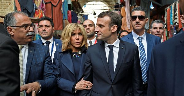 Foto: El presidente de Francia, Emmanuel Macron, y su esposa Brigitte durante una visita a Túnez, el 1 de febrero de 2018. (Reuters)