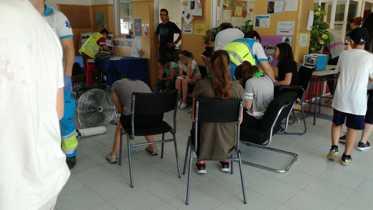El calor golpea a 47 alumnos de un instituto y el SUMMA convierte un tanatorio en refugio
