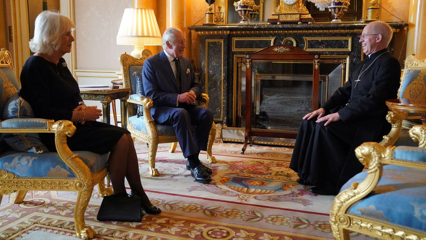 El rey Carlos y la reina Camila, con el arzobispo de Canterbury. (Reuters/Pool/Jonathan Brady PA Wire)