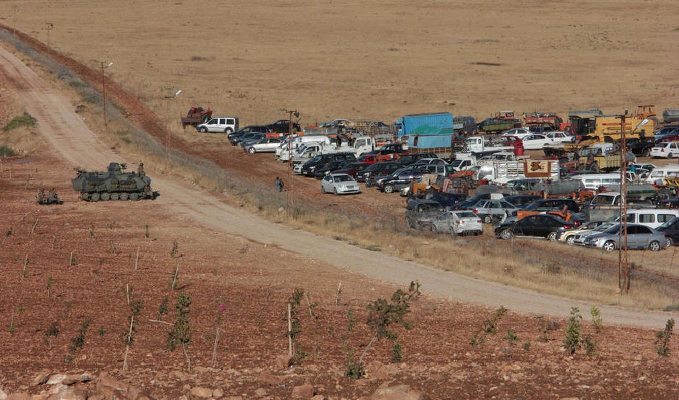 Coches abandonados junto a la frontera turca, en la ciudad siria de Kobani. (EC)