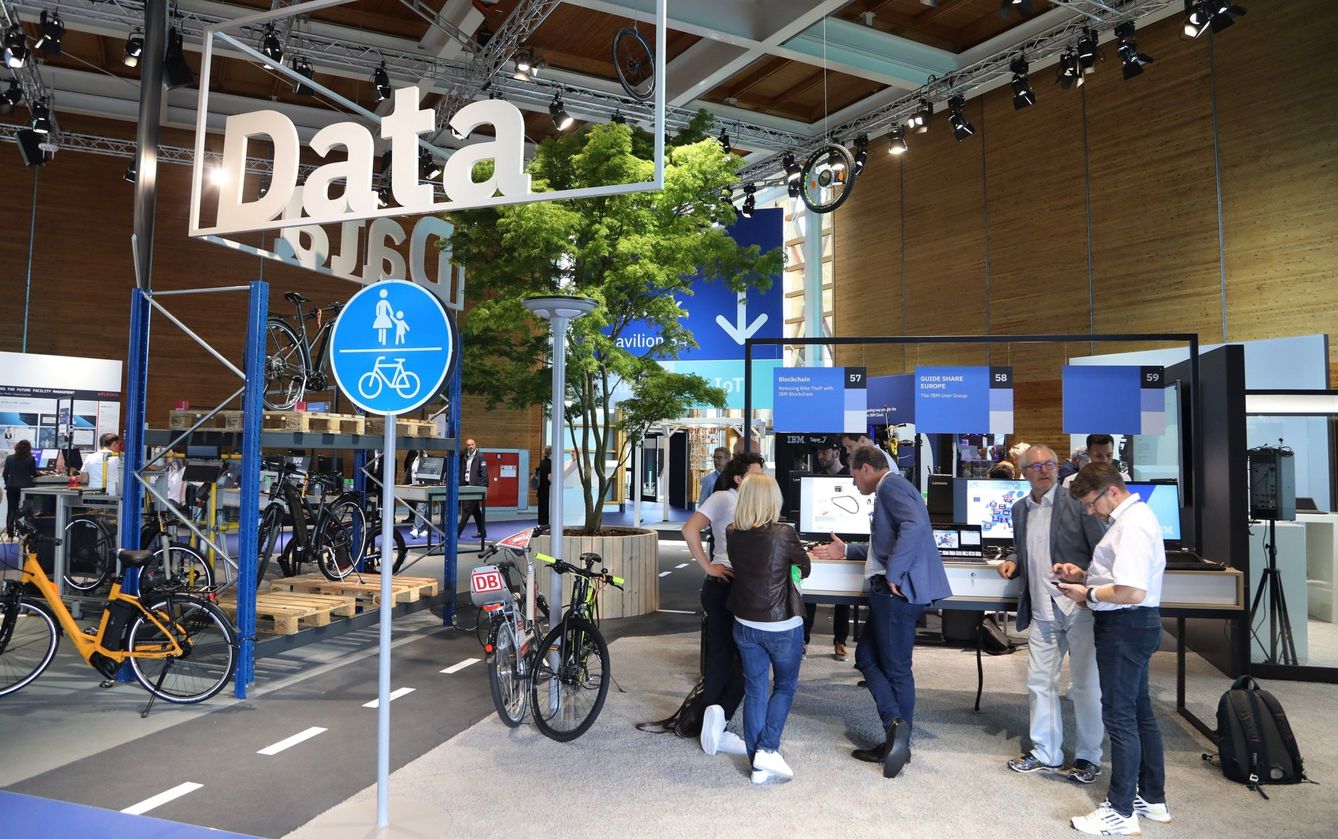 La empresa IBM con su stand en la feria de tecnología CeBIT, en Hannover, Alemania.