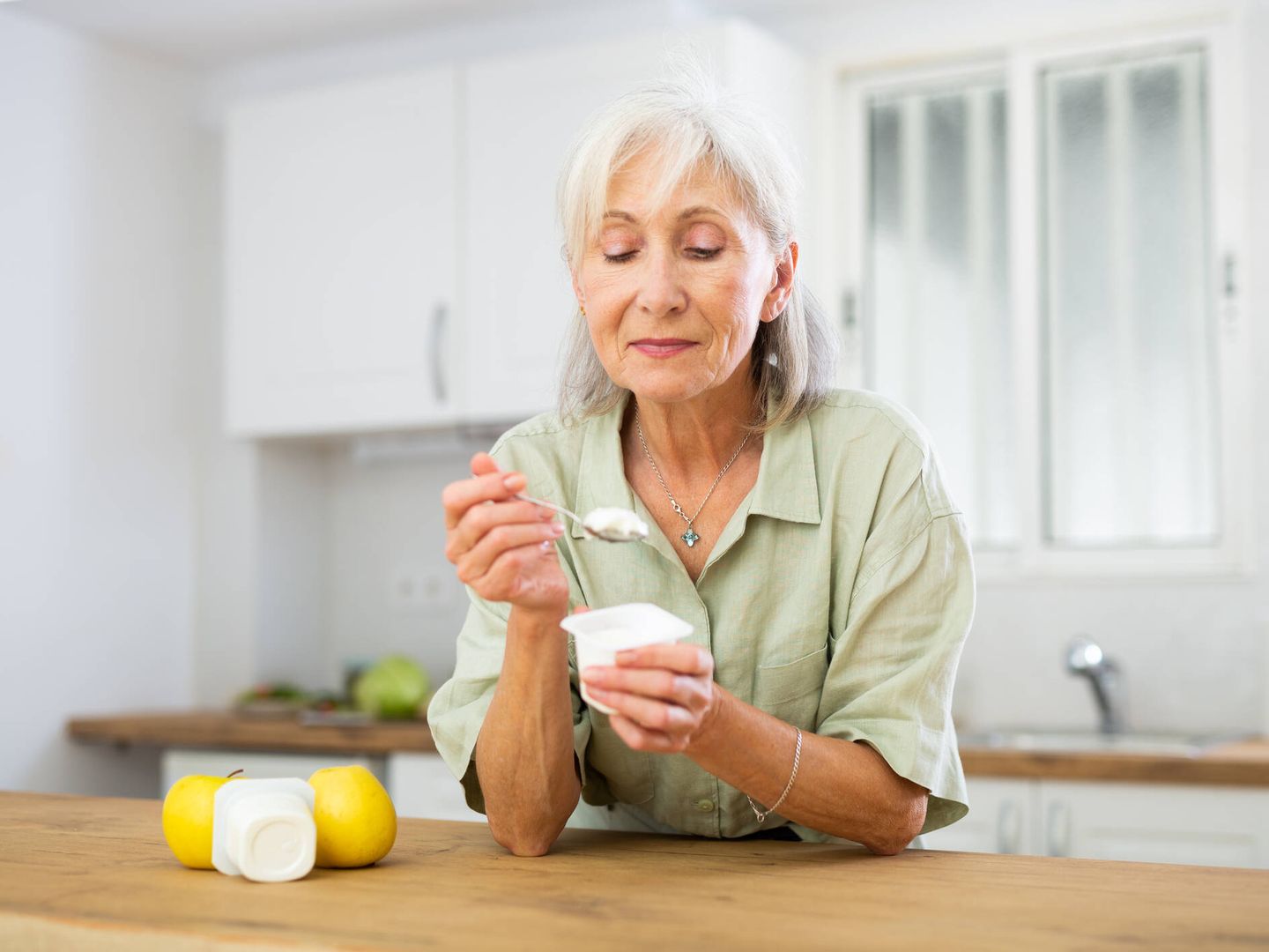 Los alimentos como el yogur, con alto contenido en probióticos, fortalecen las defensas. (iStock)