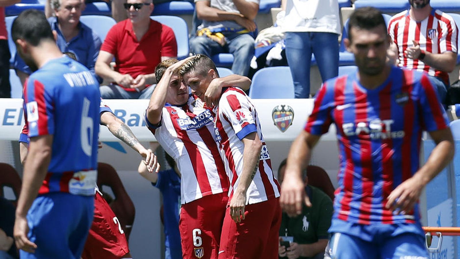Foto: Koke felicita a Torres por su gol al Levante (FOTO: clubatleticodemadrid.com).
