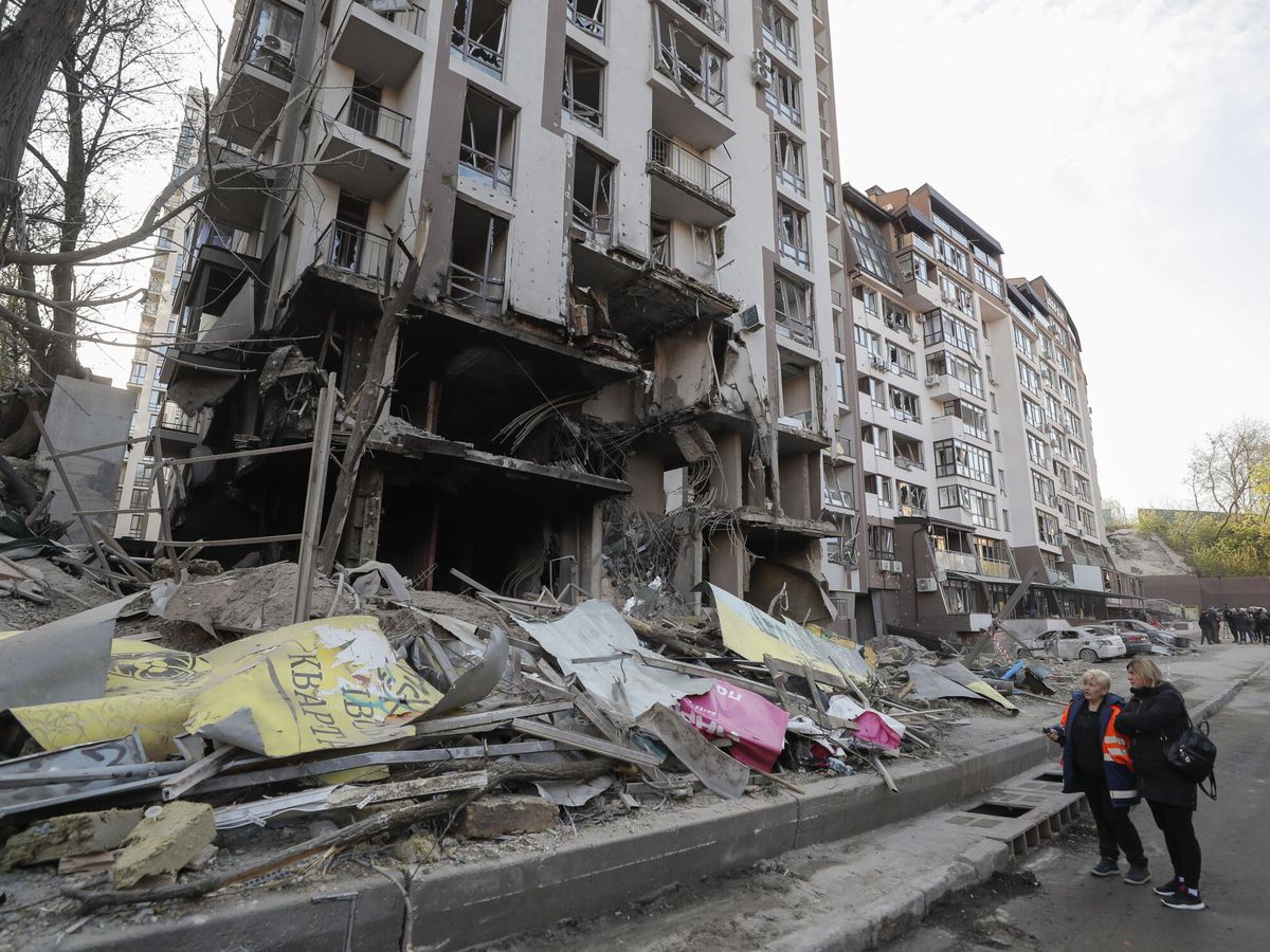Foto: El edificio destruido en Kiev. (EFE/ Sergey Dolzhenko)