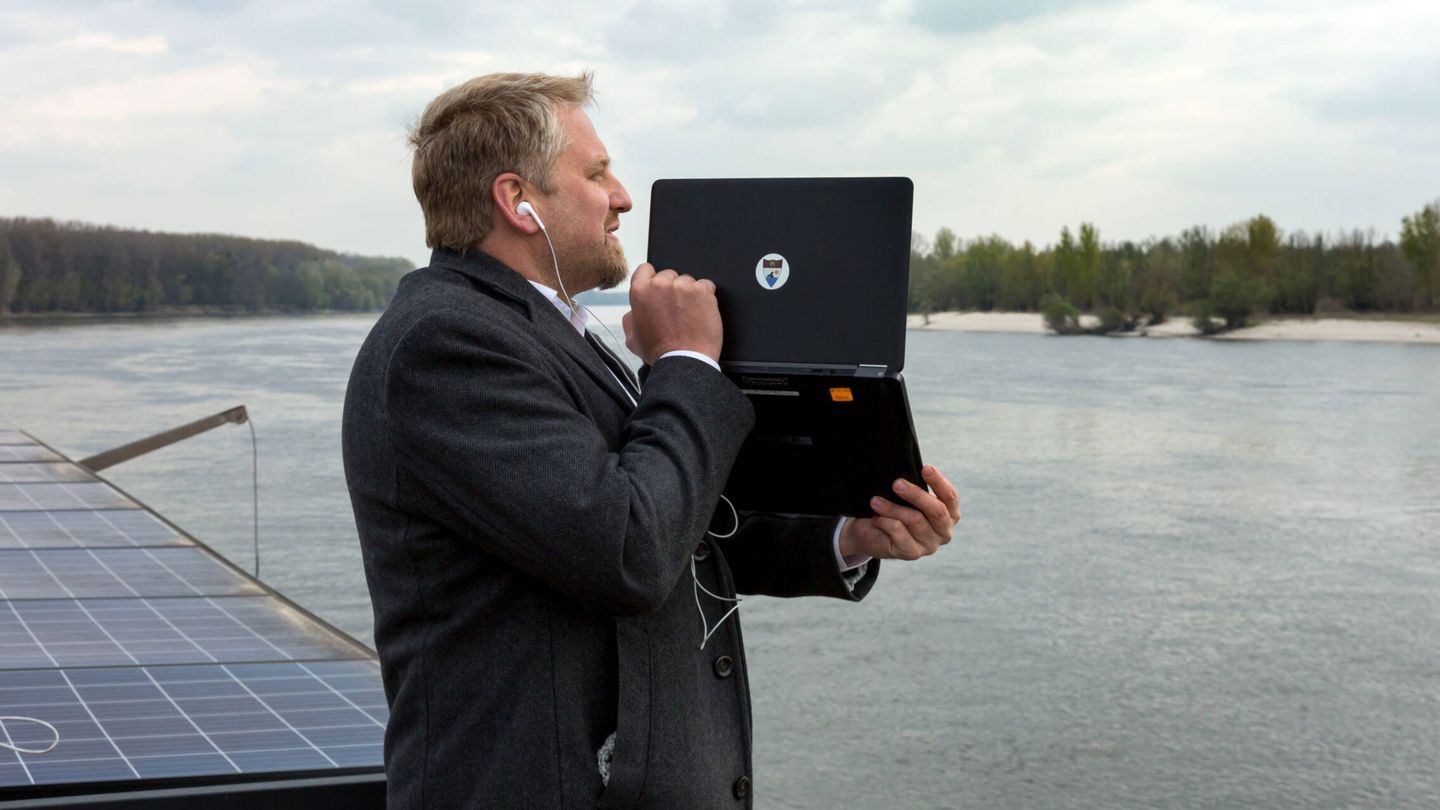 El presidente de Liberland, Vít Jedlička, muestra la isla durante un seminario. (Alamay/Jurriaan Brobbe)