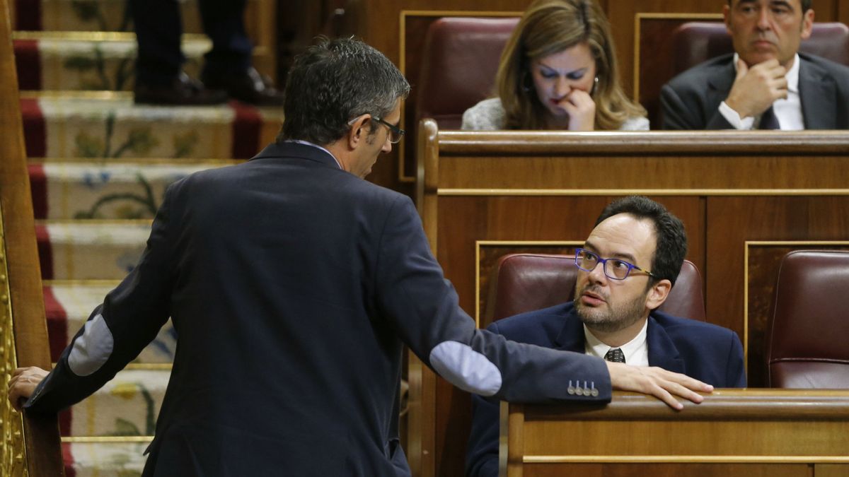 El grupo parlamentario del PSOE se divide en tres subgrupos