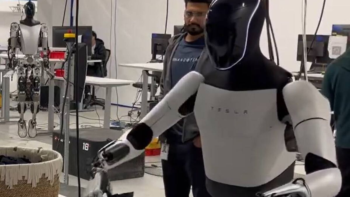 No, el robot de Tesla aún no dobla ropa por sí mismo: Elon Musk desvela el truco 