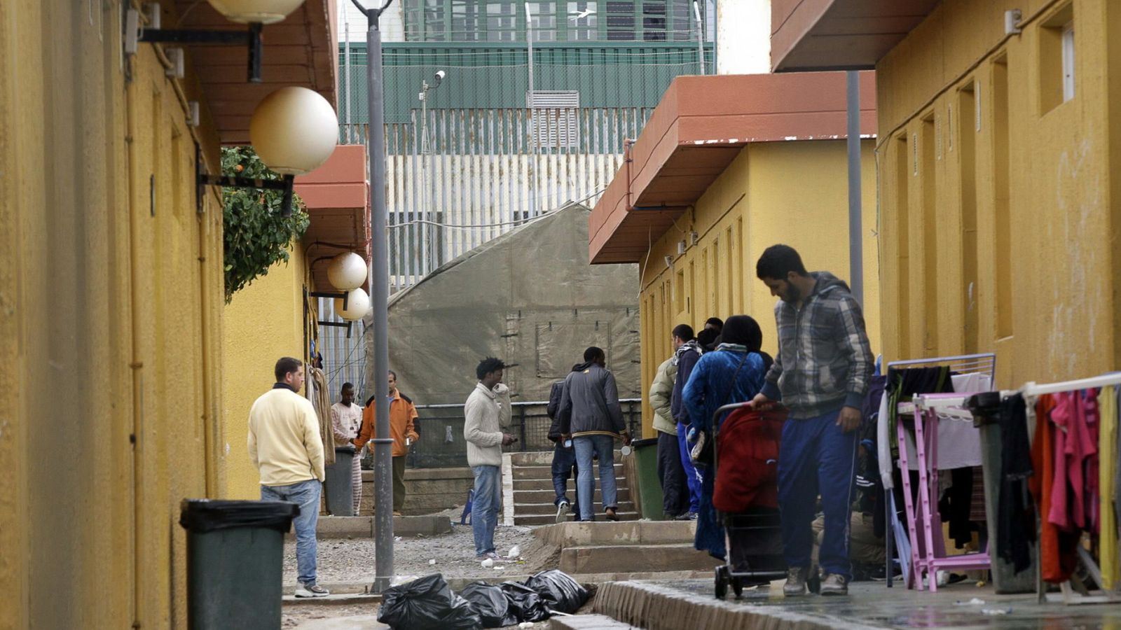 Foto: Varios migrantes en el CETI de Melilla, en febrero de 2014. (EFE)