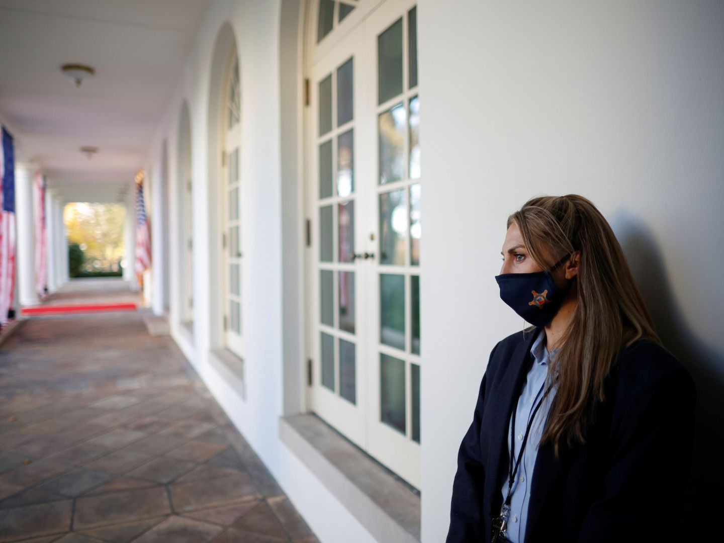 Una mujer utiliza una mascarilla en la Casa Blanca, donde se han producido infecciones. (Reuters)
