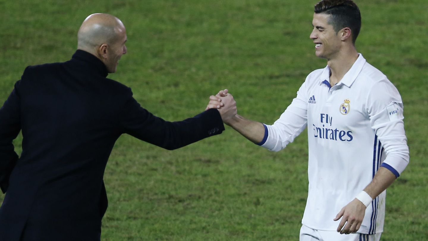 Zidane felicita a Cristiano tras la final del Mundial de Clubes disputada en Yokohama. (REUTERS)