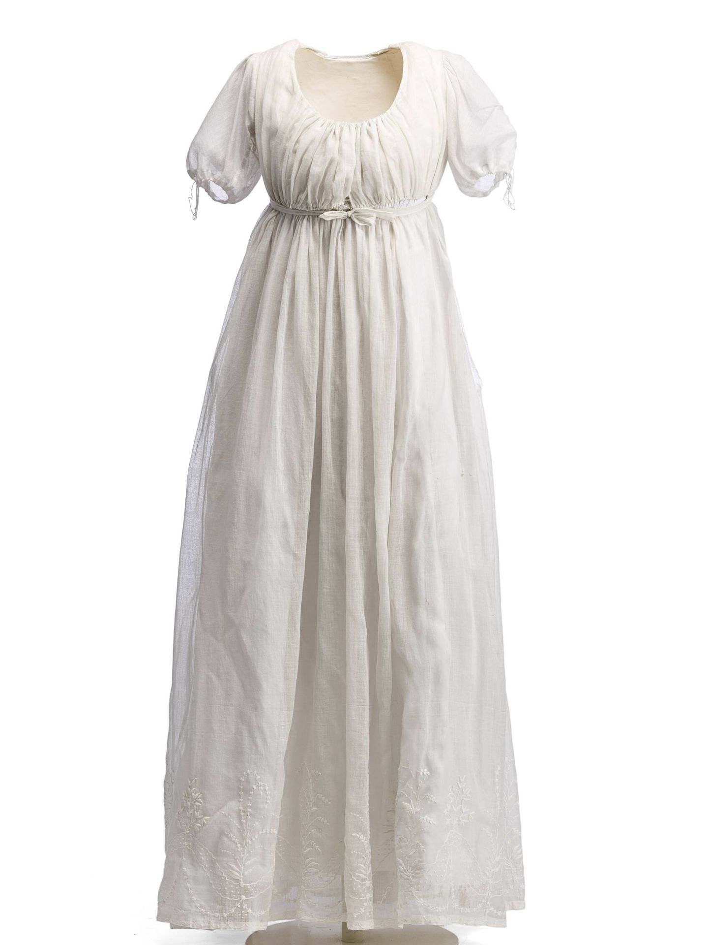 El vestido camisa que se puso de moda a finales del XVIII y principios del XIX, mucho más cómodo para las mujeres. 