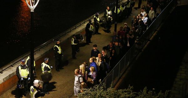 Foto: La Policía organiza la evacuación del puente. (Reuters)