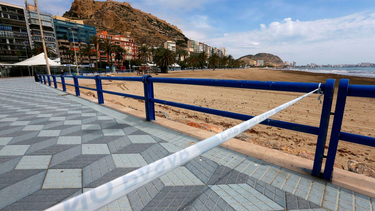 El Ayuntamiento de Orihuela (Alicante) ordena el cierre de dos playas por problemas de contaminación 