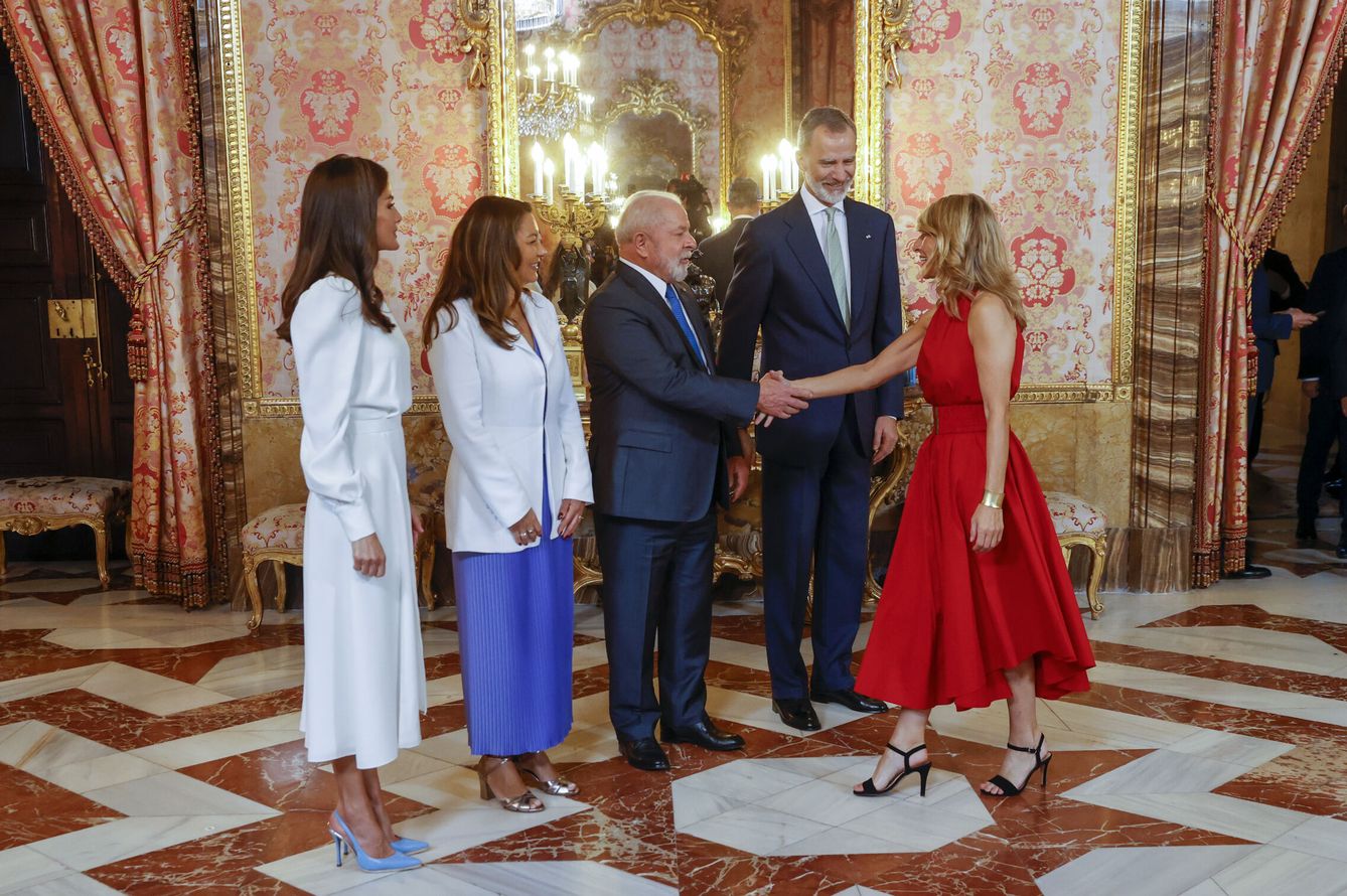 Yolanda Diaz (d) saluda al presidente de Brasil, Lula da Silva (3i), ante los Reyes y su esposa, Rosângela 'Janja' da Silva (2i). (EFE/Juanjo Martín)