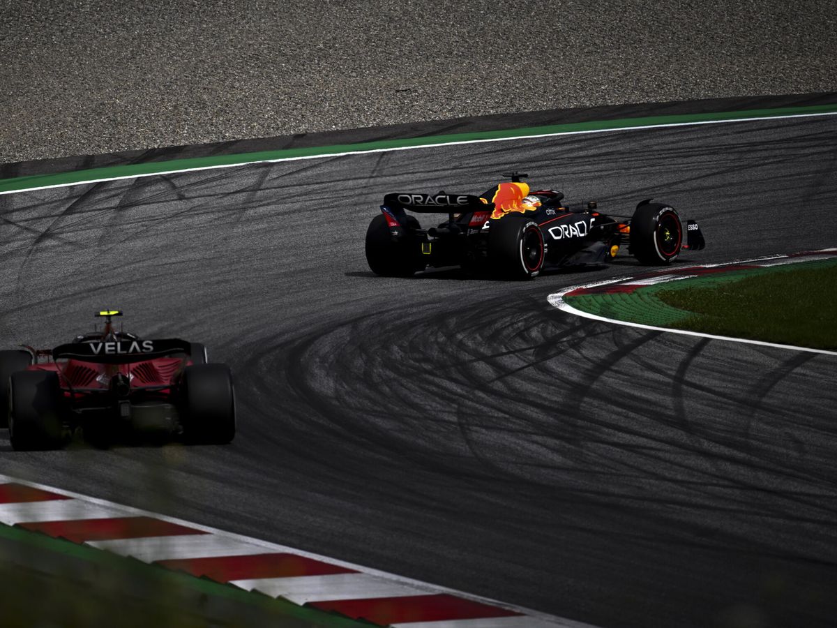 Foto: Sainz, por detrás de Max Verstappen. (EFE/Christian Bruna)