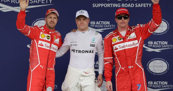 Foto: Bottas (c) superó a los dos Ferrari en la clasificación del GP de Brasil. (Reuters)