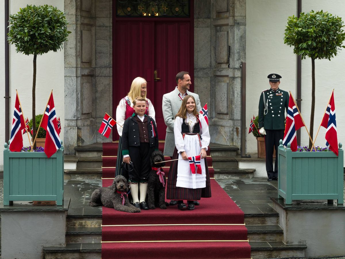 Foto: Haakon y Mette-Marit, junto a sus hijos en la puerta de su casa. (Getty)