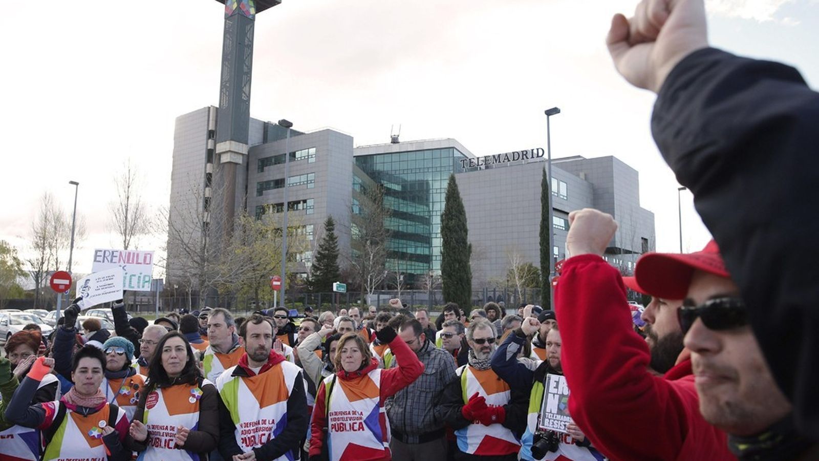 Foto: Manifestación de trabajadores de Telemadrid a las puertas de la sede de la cadena. (EFE)