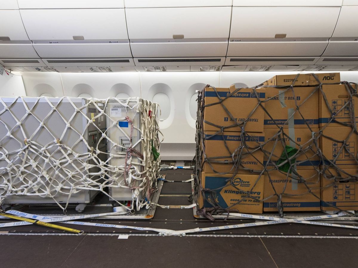 Foto: Palés de carga en un avión de pasajeros reconfigurado. (Airbus)