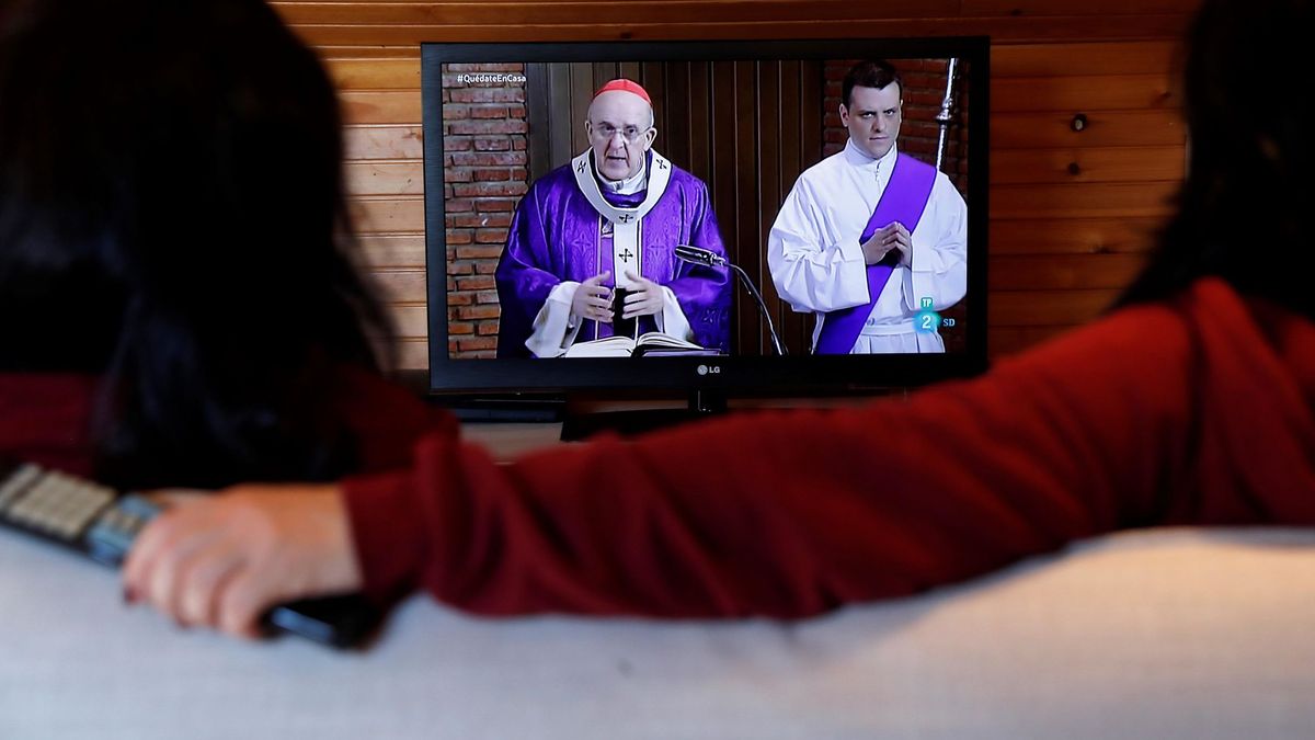 Guía para seguir la Semana Santa 'online', rezar y asistir a las misas sin salir de casa