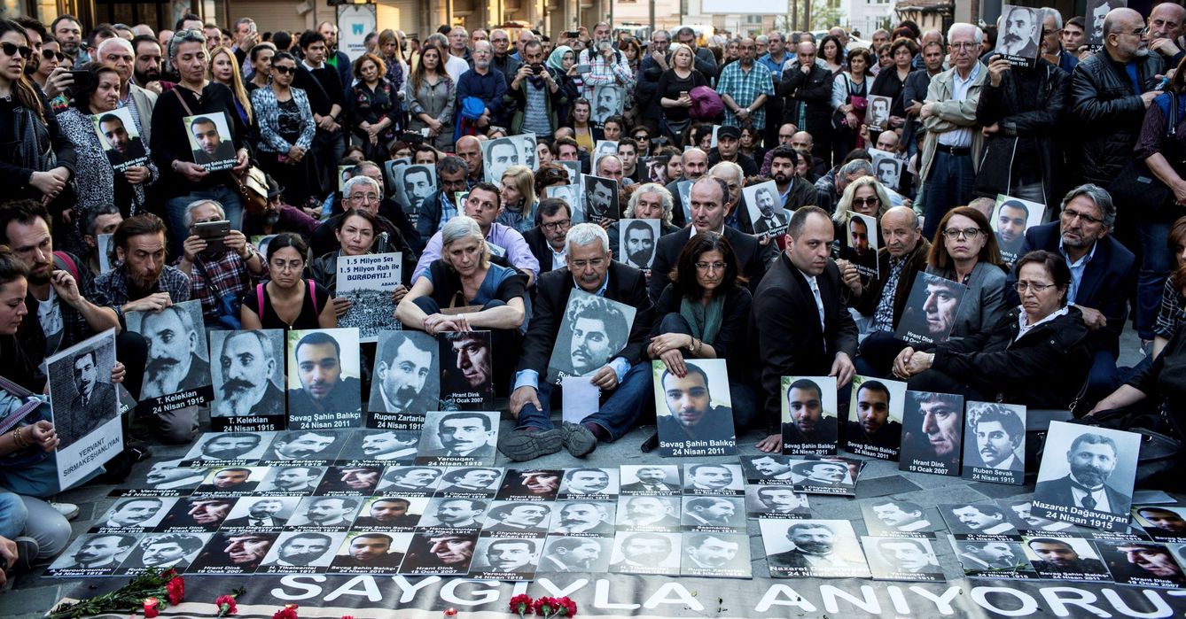 Ciudadanos turcos y armenios en 2018 con fotografías de víctimas del genocidio armenio. (EFE/Sedat Suna)