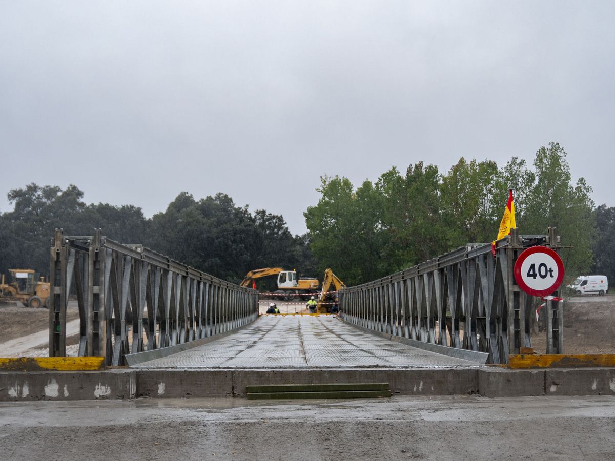 Foto: El puente provisional que instalaron los militares para unir Aldea del Fresno con Villamanta. (Europa Press/Pérez Meca)