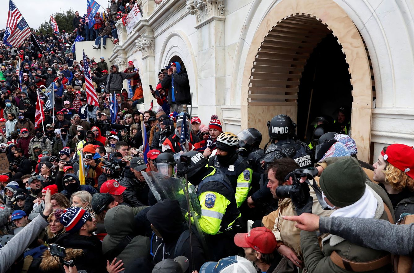 Manifestantes, a las puertas del Capitolio. (Reuters)