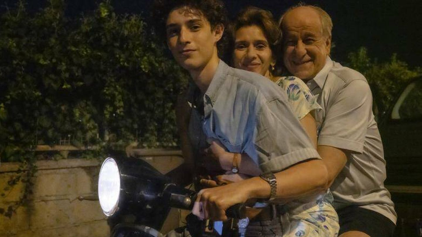 Filippo Scotti, Toni Servillo y Teresa Saponangelo. (Netflix)