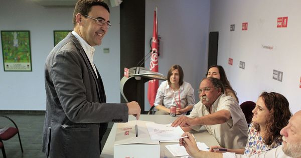 Foto: Mario Jiménez, portavoz de la gestora del PSOE, vota en la agrupación socialista de Centro de Madrid. (EFE)