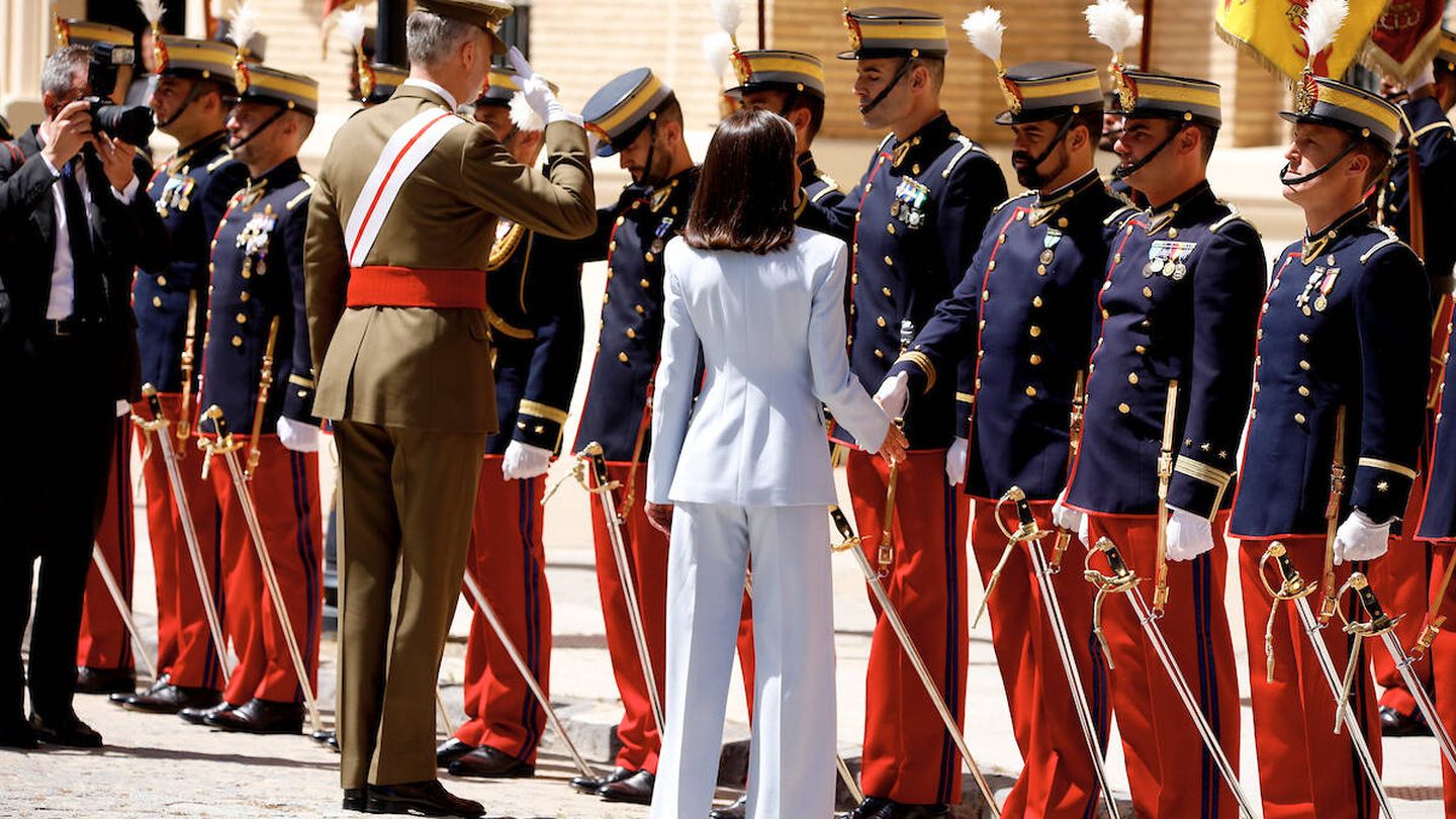 Felipe VI y Letizia, saludando a los cadetes. (LP)