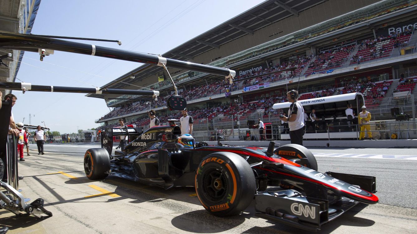 Foto: Fernando Alonso en boxes (Efe)