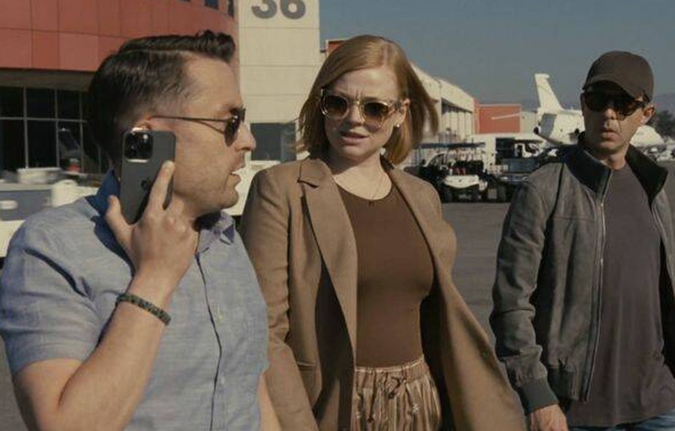 Kieran Culkin, Sarah Snook y Jeremy Strong, en una imagen de la cuarta temporada de 'Succession'. (HBO)