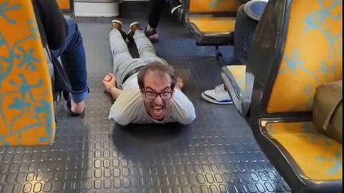 ¿Pero qué está haciendo? Un comediante francés sorprende a los pasajeros del tren en pleno trayecto