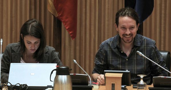 Foto: El secretario general de Podemos, Pablo Iglesias, y la portavoz del grupo parlamentario, Irene Montero, al inicio hoy de la primera reunión del grupo parlamentario confederal de Unidos Podemos en el Congreso. (EFE)
