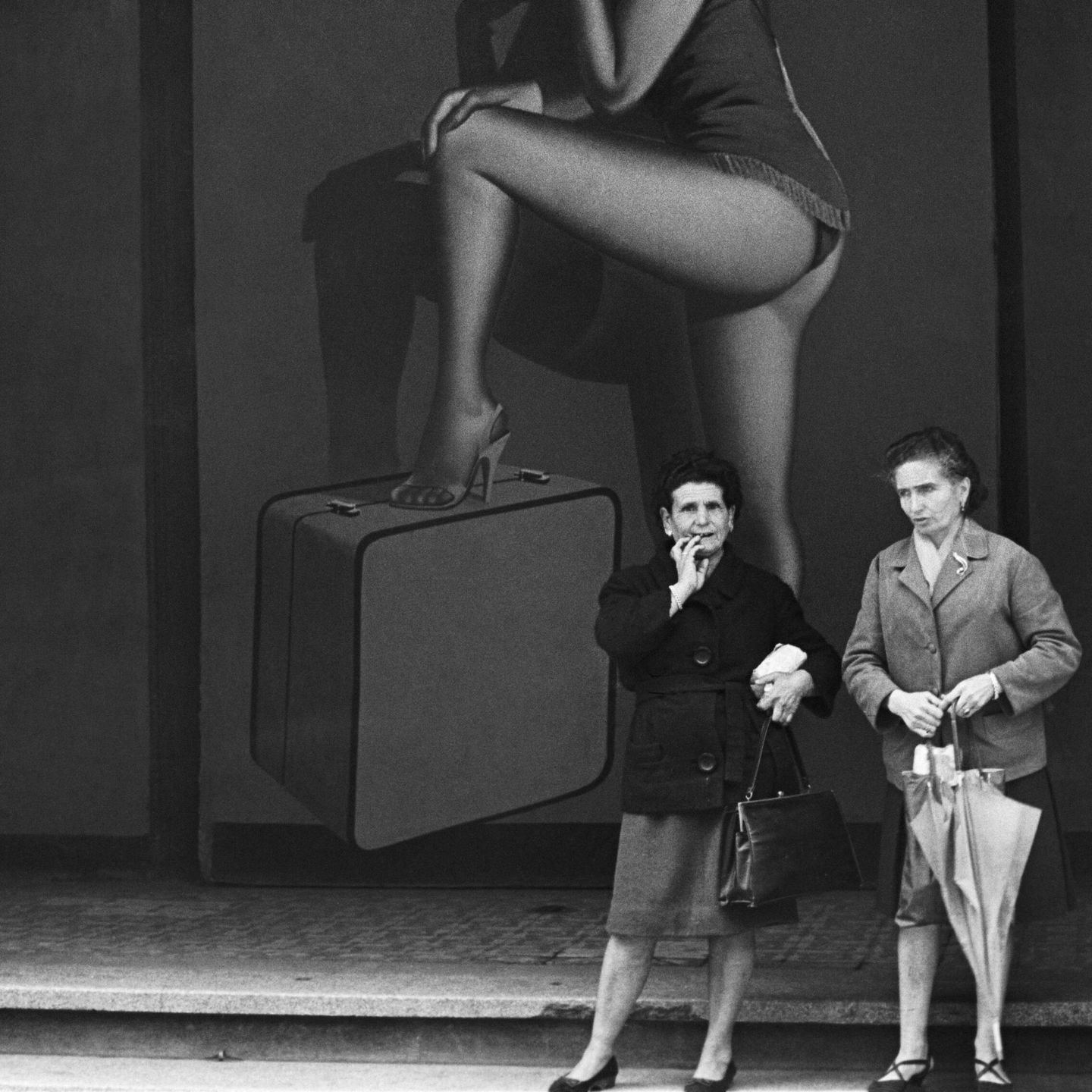 'Mujeres en el parallel', Barcelona, 1965; de la serie 'Descuartizar un cuerpo'. (Archivo Colita Fotografía)