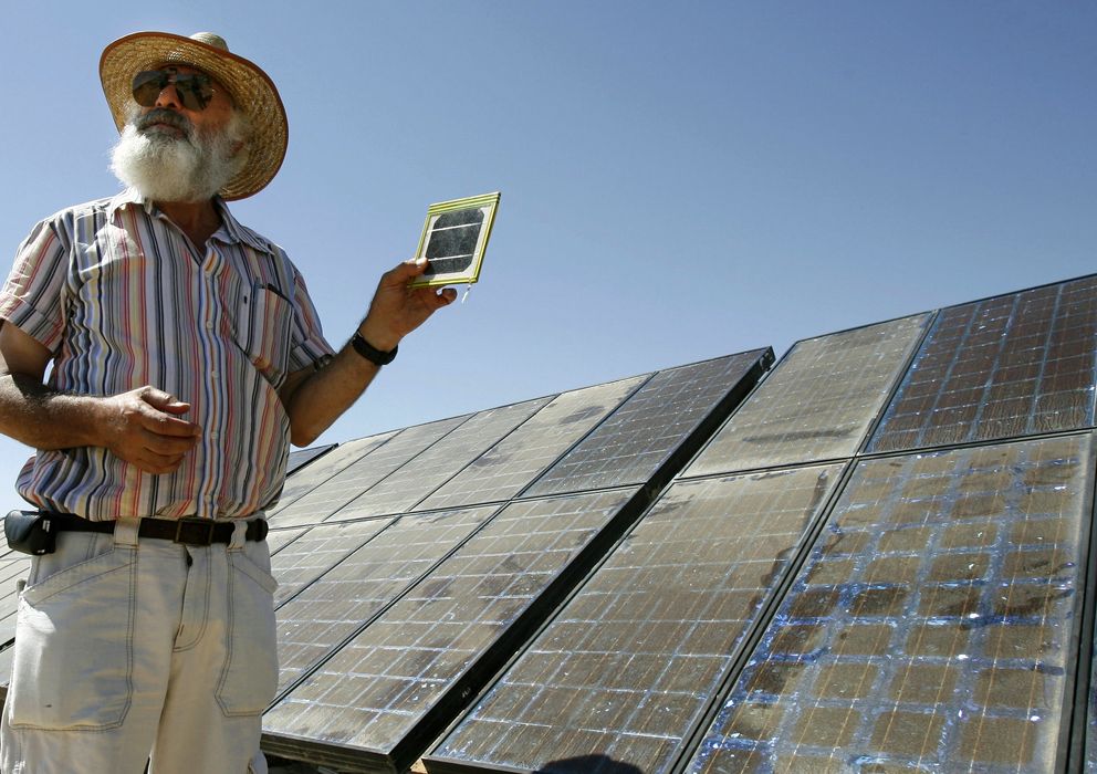 Foto: Un profesor de Física israelí muestra unos paneles solares (Reuters)