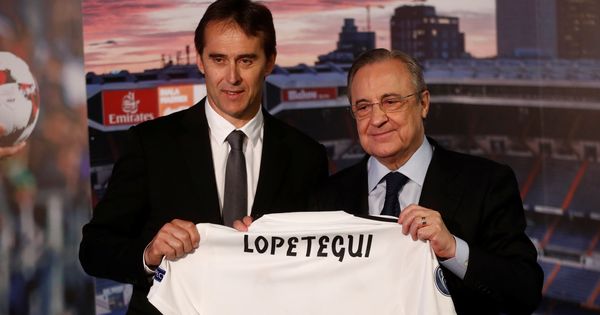 Foto: Julen Lopetegui y Florentino Pérez posan en el día de la presentación del entrenador en el palco del Bernabéu. (Efe)