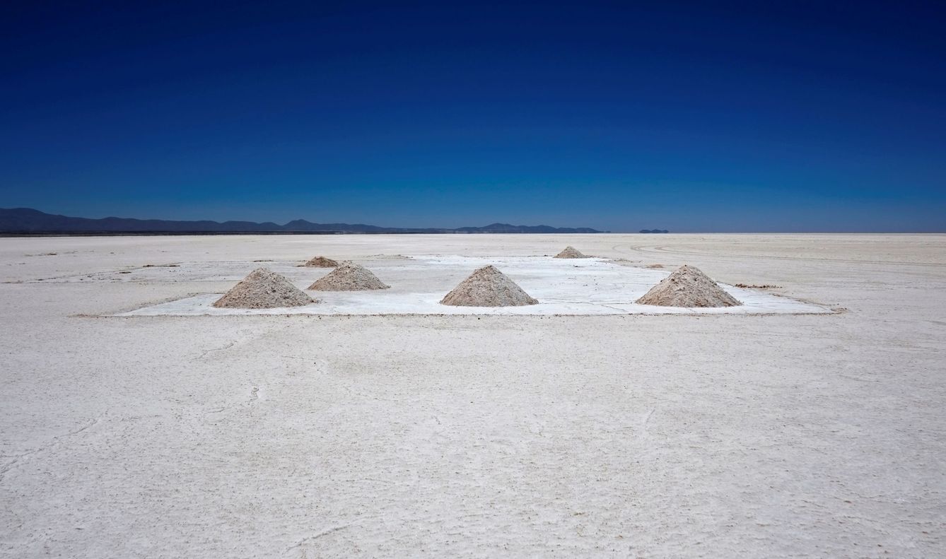 El lago de sal Uyuni en Bolivia que puede tener 5,4 millones de toneladas de litio. (REUTERS)